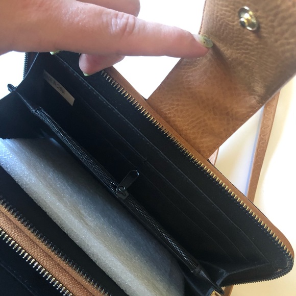 NEW BEVERLY HILLS CROSSBODY /WRISTLET WALLET PURSE - Picture 4 of 6